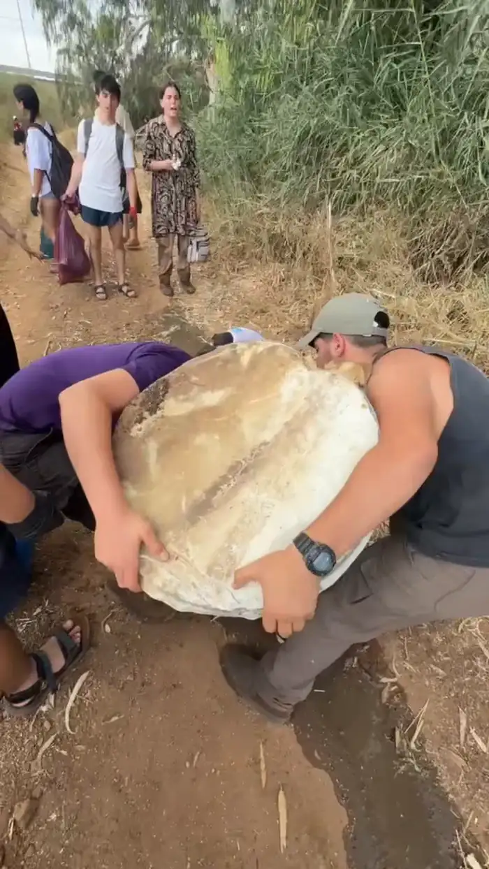 מתנדבים מוציאים פריט גדול מהנחל