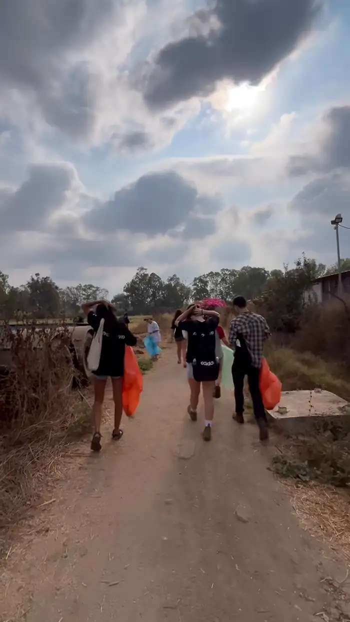 מתנדבים חוזרים עם שקיות בסוף הבוקר