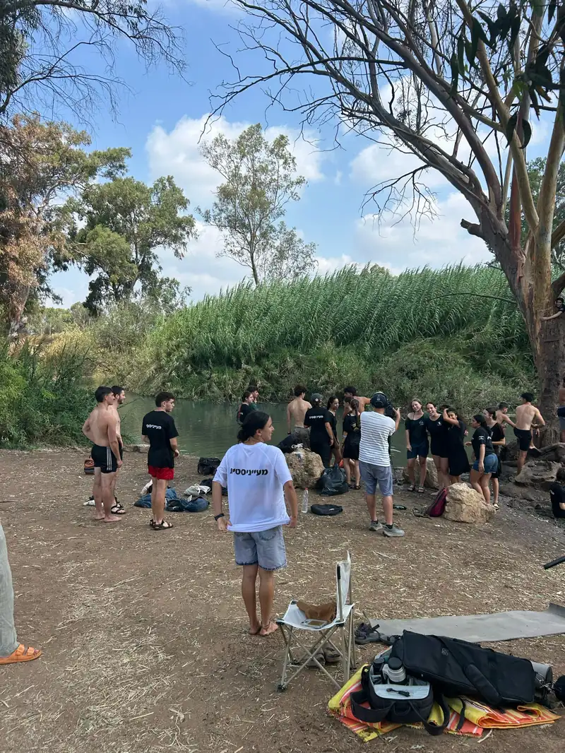 מתנדבים בגדת הנחל במקורות הירקון